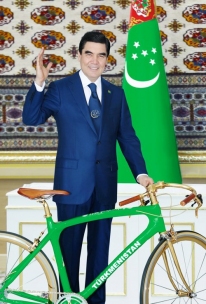 Президенту Бердимухамедову подарували "золотий" велосипед...