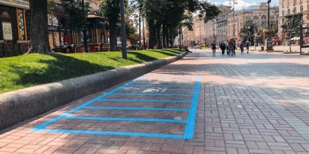 У центрі Києва на тротуарі з'явилася яскраво-блакитна розмітка: що означає...
