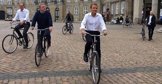 Прем’єр Данії показав Макрону Копенгаген на велосипеді...